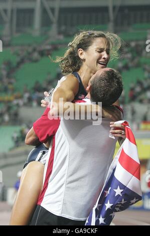 Die US-Amerikanerin Kara Goucher feiert danach mit ihrem Mann Adam Bronze Das Finale mit 10,000 Metern Stockfoto