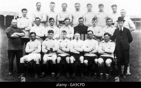 Teamgruppe Nottingham Forest: (Hintere Reihe, l-r) Peter Ronald, Harry Martin, Fred Parker, Harry Bulling, George Dennis, Jock Thom, R Atkinson, Trainer Norris (mittlere Reihe, l-r) Assistant Trainer Montgomery, John Green, Bobby Parker, Joe Mills, Sam Hardy, Pat Nelis, Bill Thompson, Secretary Bob Marsters (erste Reihe, l-r) Harry Jones, Sid Gibson, Jackie Belton, Walter Boyman, Noah Burton, Jack Spaven Stockfoto