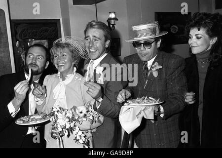 Ein Fisch-und-Chips-Restaurant für den Hochzeitsempfang des ehemaligen Lee Everett (46, (Hund im Strauß) und TV-Crossroads-Schauspielers John Alkin (35), der heute bei der Londoner spirituellen Mission Bayswater, london, vermählte. Der Ex-Ehemann der Braut, Kenny everett, war der beste Mann. Mit dabei sind Popstar Elton John und seine Frau Renata, die ebenfalls ihren ersten Hochzeitstag feiern. Stockfoto