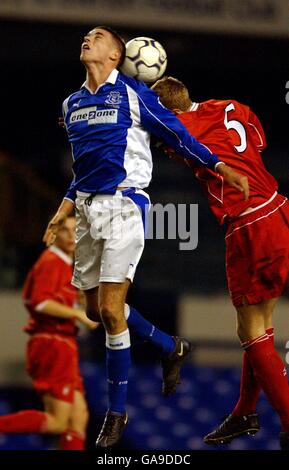 Fußball - FA Youth Cup - Viertelfinale - Everton gegen Nottingham Forest. l-r Evertons Michael Symes kämpft um den Ballbesitz in der Luft mit dem Kapitän des Nottingham Forest, Michael Dawson Stockfoto