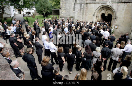 Trauernde bei der Beerdigung von Lavern Ritch, in der Llandaff Kathedrale in Cardiff. Stockfoto