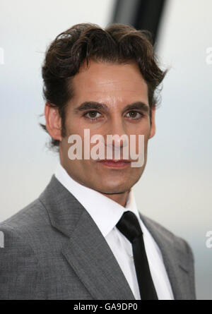 Adrian Pasdar (spielt Nathan Petrelli) aus der Besetzung von Heroes nimmt an einer Fotozelle in der 30 St. Mary AX (The Gherkin) in der City of London Teil. Stockfoto