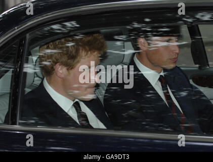 Prinz William und Harry verlassen den Thanksgiving-Dienst für das Leben von Diana, Prinzessin von Wales, in der Guards' Chapel, London. Stockfoto