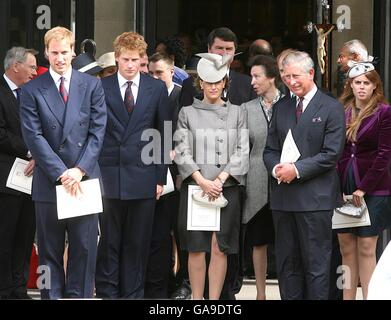 (L-R) Prinz William, Prinz Harry, Sophie, Counteess von Wessex, Vizeadmiral Timothy Laurence, Prinzessin Anne, Prinz Charles und Prinzessin Beatrix nach dem Erntedankfest für das Leben von Diana, Prinzessin von Wales, in der Guards' Chapel, London. DRÜCKEN Sie VERBANDSFOTO. Bilddatum:Freitag, 31. August 2007. Prinz William und Prinz Harry organisierten den Erntedankgottesdienst, um dem Leben ihrer Mutter am zehnten Todestag zu gedenken. Siehe PA DIANA Geschichten. Der Bildnachweis sollte lauten:Lewis Whyld/PA Wire Stockfoto