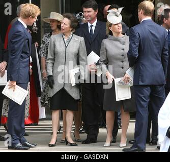 (L-R) Prinz Harry, Prinzessin Anne, Vizeadmiral Timothy Laurence, Sophie, Gräfin von Wessex und Prinz William nach dem Gottesdienst zum Thanksgiving für das Leben von Diana, Prinzessin von Wales, in der Guards' Chapel, London. DRÜCKEN SIE VERBANDSFOTO. Bilddatum:Freitag, 31. August 2007. Prinz William und Prinz Harry organisierten den Erntedankgottesdienst, um an das Leben ihrer Mutter am zehnten Todestag zu erinnern. Siehe PA DIANA Geschichten. Das Foto sollte lauten:Lewis Whyld/PA Wire Stockfoto