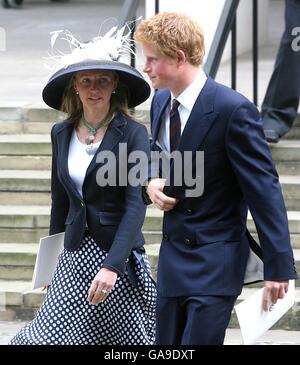 Prinz Harry und das ehemalige königliche Kindermädchen Tiggy Pettifer (ehemals Tiggy Legge-Bourke) verlassen den Thanksgiving-Dienst für das Leben von Diana, Prinzessin von Wales, in der Guards' Chapel, London. DRÜCKEN Sie VERBANDSFOTO. Bilddatum:Freitag, 31. August 2007. Prinz William und Prinz Harry organisierten den Erntedankgottesdienst, um dem Leben ihrer Mutter am zehnten Todestag zu gedenken. Siehe PA DIANA Geschichten. Der Bildnachweis sollte lauten:Lewis Whyld/PA Wire Stockfoto