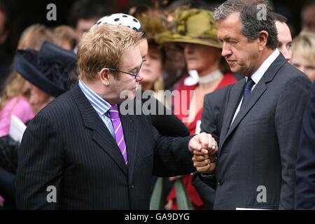 Sir Elton John und der berühmte Fotograf Mario Testino nach dem Thanksgiving-Gottesdienst für das Leben von Diana, Prinzessin von Wales, in der Guards' Chapel, London. DRÜCKEN SIE VERBANDSFOTO. Bilddatum:Freitag, 31. August 2007. Prinz William und Prinz Harry organisierten den Erntedankgottesdienst, um an das Leben ihrer Mutter am zehnten Todestag zu erinnern. Siehe PA DIANA Geschichten. Das Foto sollte lauten:Lewis Whyld/PA Wire Stockfoto