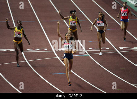 Allyson Felix aus den USA überquert die Linie als erster und gewinnt Gold Im 200m-Finale der Frauen Stockfoto