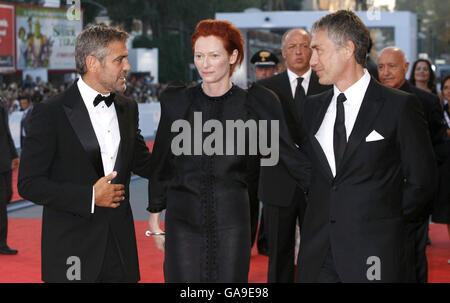 George Clooney (links), Tilda Swinton und Regisseur Tony Gilroy kommen zur Premiere ihres Films 'Michael Clayton' während des Filmfestivals in Venedig, Italien. Stockfoto