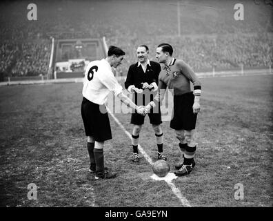 Fußball - Victory International - England - Belgien. Schiedsrichter George Reader (c) beobachtet, wie die beiden Kapitäne vor dem Spiel die Hände schütteln Stockfoto