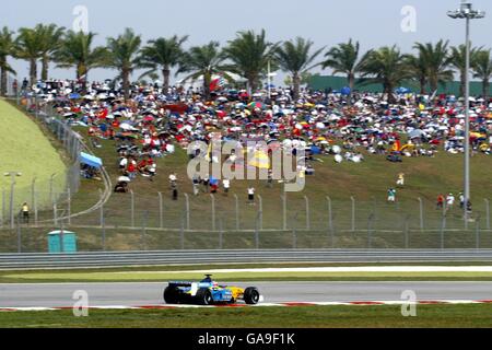 Formel-1-Autorennen - Großer Preis Von Malaysia - Rennen. Renault Jenson Button kämpft in der vierten Runde, nachdem er in der letzten Runde ein Problem entwickelt hatte Stockfoto