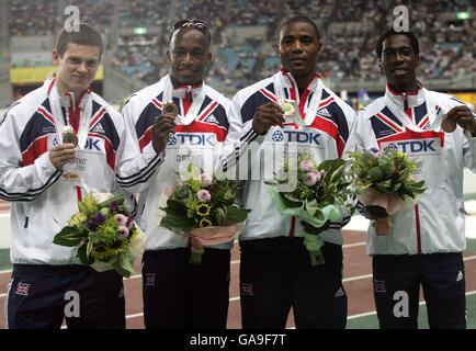 Großbritanniens L-R: Craig Pickering, Marlon Devonish, Mark Lewis Francis und Christian Malcolm halten dort Bronzemedaillen fest, nachdem sie bei der 4x100-m-Staffel der Männer den dritten Platz erreicht haben Stockfoto