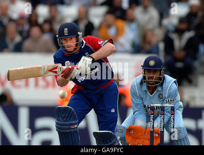 Englands Paul Collingwood trifft sich während der Fifth NatWest One Day International in Headingley, Leeds. Stockfoto