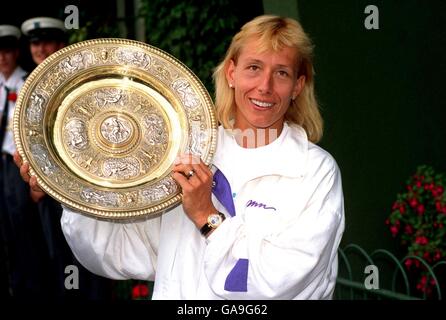 Tennis - Wimbledon Championships - Dameneinzel - Finale - Martina Navratilova gegen Zina Garrison Jackson. Martina Navratilova feiert mit der Dameneinzel-Trophäe, nachdem sie zum neunten Mal in ihrer Karriere den Titel gewonnen hat Stockfoto