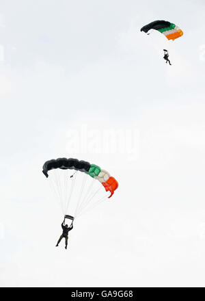 Die Elite Irish Army Black Knights Parachute Display Team macht einen Sprung auf der Bray Air Display, Bray Seafront, Wicklow. Stockfoto