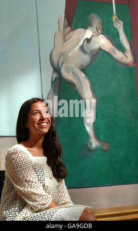 Der Direktor und Leiter der Abteilung für Nachkriegskunst und Zeitgenössische Kunst bei Christie's, Pilar Ordovas, beschäftigt sich mit Study from the Human Body, man Turning on the Light, von Francis Bacon, im Christies Auktionshaus in der King Street, London. Stockfoto