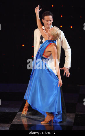 Der britische Beitrag Brendan Cole und Camilla Dallerup tanzen beim Eurovision Dance Contest im BBC Television Centre in London. Stockfoto