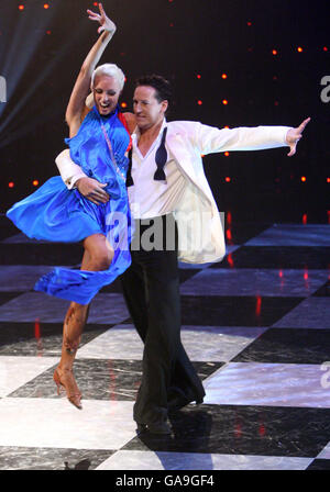 Der britische Beitrag Brendan Cole und Camilla Dallerup tanzen beim Eurovision Dance Contest im BBC Television Centre in London. Stockfoto