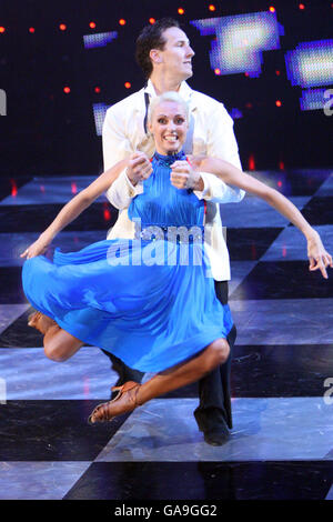 Der britische Beitrag Brendan Cole und Camilla Dallerup tanzen beim Eurovision Dance Contest im BBC Television Centre in London. Stockfoto