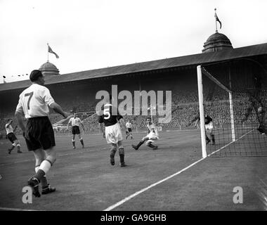 NAT Lofthouse (links) erzielt Englands viertes Tor. L-R aus Lofthouse; Stanley Matthews (7), Dennis Wilshaw, James Davidson, Frank Blunstone, Fred Martin und William Cunningham. England gewann das Spiel 7-2. Stockfoto