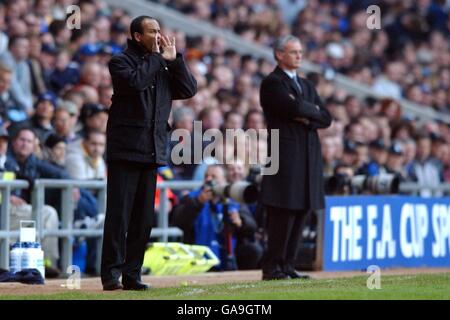 Fulhams Manager Jean Tigana ruft seinem Team Anweisungen zu Wie Chelseas Manager Claudio Ranieri untätig zuschaut Stockfoto