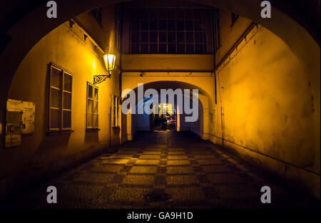 Gasse mit Laternen in Prag bei Nacht Stockfoto