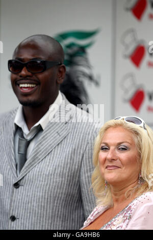 -Verschiedene Club Regattatag - Sandown Park Pferderennbahn Stockfoto