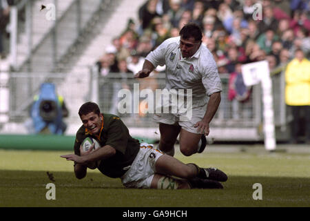 Der südafrikanische Joost van der Westhuizen trifft auf einen Versuch, Jason Leonard liegt knapp dahinter. Stockfoto