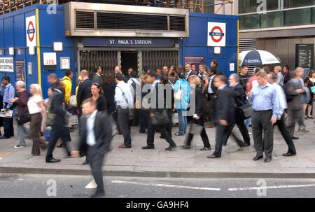 Die Szene an der Londoner U-Bahnstation St. Paul's, als sich Tausende von Pendlern für das Reisestaos aufhielten. Stockfoto