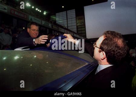 Fußball - freundlich - Leicester City / Celtic. Celtic Manager Martin O'Neill signiert ein Shirt für einen Leicester City Fan Stockfoto