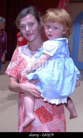 Camilla Rutherford und Tochter Maud, 2 Jahre alt, besuchen Angelina Ballerinas Star Performance zu Beginn der 12-wöchigen Regionaltour durch Großbritannien im New Wimbledon Theatre in Wimbledon, London. Stockfoto