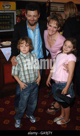 Schauspieler Andy Serkis mit seiner Frau Lorraine Ashbourne, Sohn Sonny, 8, und Tochter Ruby, 9, Besuchen Sie Angelina Ballerinas Star Performance zu Beginn der 12-wöchigen Regionaltour durch Großbritannien im New Wimbledon Theatre in Wimbledon, London. Stockfoto