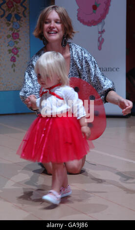 Natalia Vodianova und ihre Tochter Neva besuchen Angelina Ballerinas Star Performance zu Beginn der 12-wöchigen Regionaltour durch Großbritannien im New Wimbledon Theatre in Wimbledon, London. Stockfoto