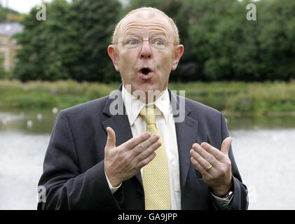 John McCann, der Onkel des vermissten Mädchens Madeleine, spricht in Glasgow mit den Medien, nachdem ihre Mutter Kate von der Polizei in Portugal offiziell verdächtigt wurde. Stockfoto