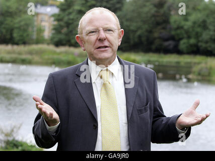 John McCann, der Onkel des vermissten Mädchens Madeleine, spricht in Glasgow mit den Medien, nachdem ihre Mutter Kate von der Polizei in Portugal offiziell verdächtigt wurde. Stockfoto