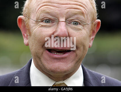 John McCann, der Onkel des vermissten Mädchens Madeleine, spricht in Glasgow mit den Medien, nachdem ihre Mutter Kate von der Polizei in Portugal offiziell verdächtigt wurde. Stockfoto