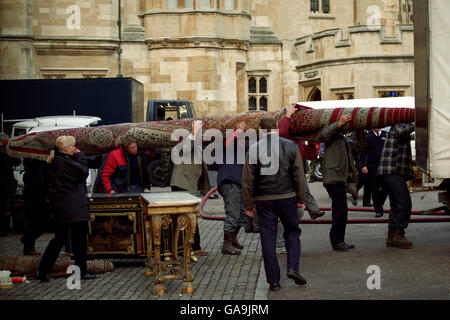 Bereitwillige Hände helfen, einen Teppich aus einer angrenzenden Wohnung zu laden, um Brandschäden durch das Windsor Castle Feuer zu verhindern. Stockfoto