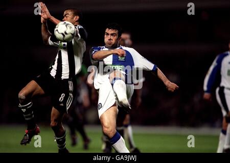 Kieron Dyer von Newcastle United blockiert eine Freigabe durch Hakan von Blackburn Unsal Stockfoto