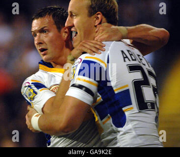 Carl Ablett von Leeds Rhinos (rechts) feiert seinen Versuch mit Danny McGuire während des Engage Super League-Spiels im Headingley Carnegie Stadium, Leeds. Stockfoto