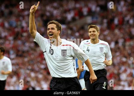 Fußball - UEFA European Championship 2008 Qualifikation - Gruppe E - England gegen Israel - Wembley Stadium. Der englische Michael Owen (links) feiert das zweite Tor des Spiels, gefolgt von Teamkollege Steven Gerrard. Stockfoto