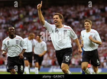 Der englische Michael Owen (Mitte) feiert das zweite Tor des Spiels, gefolgt von den Teamkollegen Steven Gerrard (rechts) und Shaun Wright-Phillips. Stockfoto