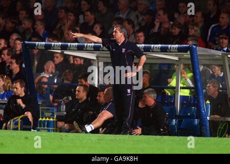 George Burley, der Manager von Ipswich Town, weist den Weg nach vorne Sein Team Stockfoto