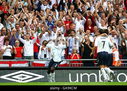 Englands Micah Richards feiert, nachdem er das dritte Tor erzielt hat Das Spiel Stockfoto