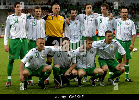 Nordirland (von links nach rechts, hintere Reihe) Kyle Lafferty, George McCartney, Maik Taylor, Keith Gillespie, Michael Duff, Jonny Evans, Stuart Elliott (erste Reihe) Sammy Clingan, Chris Baird, Steven Davis und David Healy vor dem UEFA-Europameisterschafts-Qualifikationsspiel im Skonto Stadium, Riga, Lettland. Stockfoto