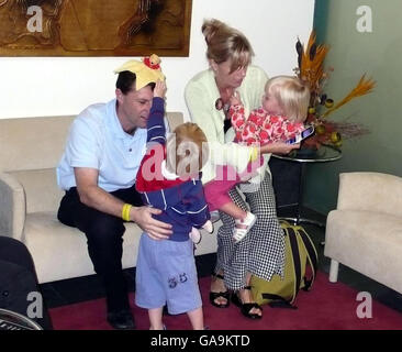 Eltern von Madeleine McCann, Kate und Gerry mit ihren beiden Kindern Sean und Amelie im VIP-Bereich am Flughafen Faro vor dem Rückflug nach Großbritannien. Stockfoto