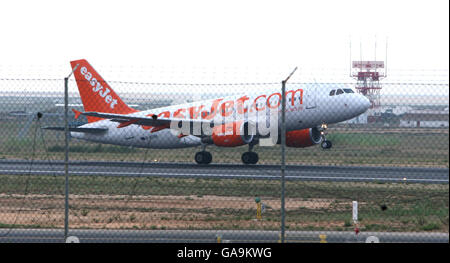 Das easyJet-Flugzeug, das die Eltern von Madeleine McCann, Kate und Gerry mit ihren beiden Kindern Sean und Amelie trägt, fliegt vom Flughafen Faro zurück nach Großbritannien. Stockfoto