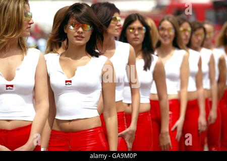 Formel 1 Motoracing - Großer Preis Von Spanien - Qualifying. Die Grid-Girls stehen an Stockfoto