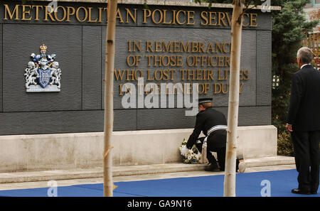 Sir Ian Blair, der Kommissar der Metropolitan Police, legt heute Nachmittag einen Kranz im Memorial Garden nieder, wie Jack Straw (ganz rechts), der Kanzler und Justizminister, während des Memorial Service für im Dienst getötete Offiziere am Hendon Training College sieht. Stockfoto