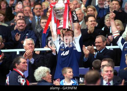 Andrew Farrell, der Kapitän der Wigan Warriors, hebt das Nutri-Korn der Kellogg auf Trophäe „Challenge Cup“ nach dem Sieg über die Heiligen von Saint Helens Stockfoto