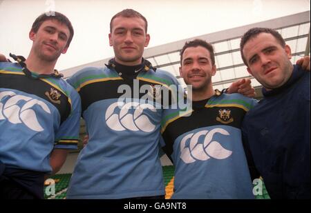 Rugby Union - Zurich Premiership - Northampton Saints Training. Northampton Saints schottisches Trio aus John Leslie (l), Budge Pountney (2. R) und Tom Smith (r) mit Teamkollege Olivier Brouzet (2. L) Stockfoto